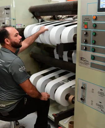 Operador Etick na impressora flexográfica